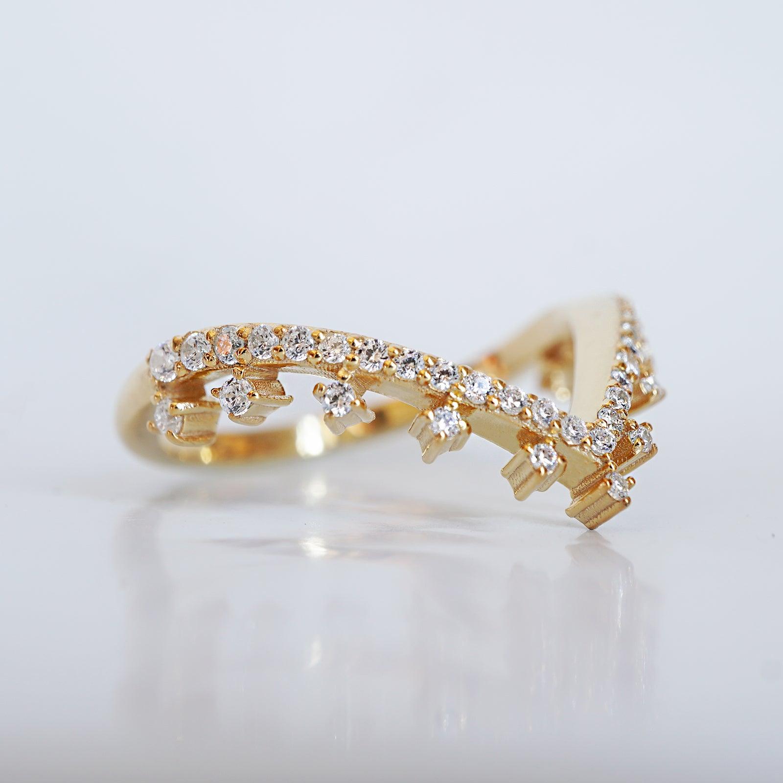 14K & 18K Gold Monarch Curve Ring – Crown-Inspired Diamond Band | Tippy ...