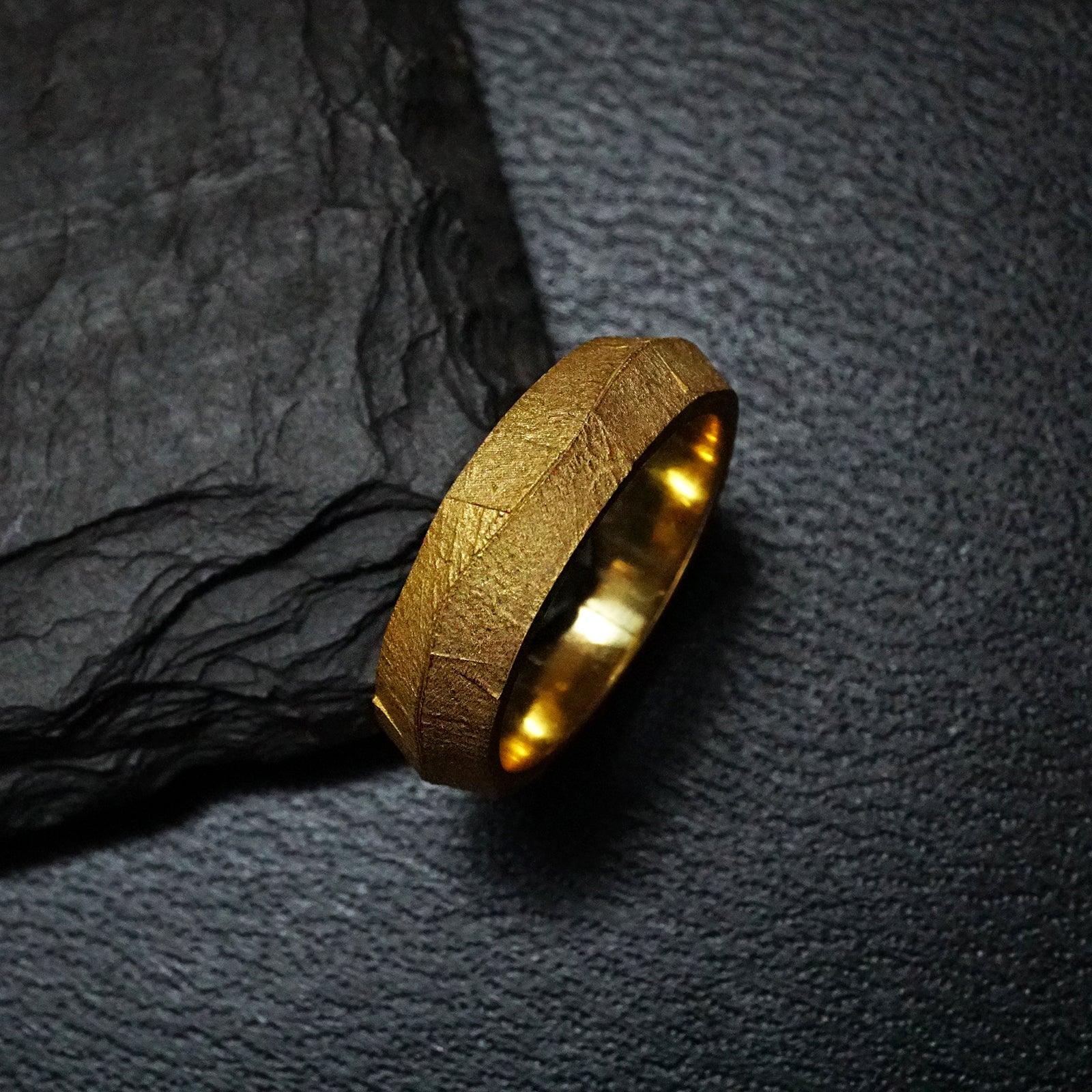 Order GLAMIRA Men's Ring Sporty in Emerald Cut cut 2.15 Carat 14k Yellow  Gold Ruby | GLAMIRA.in